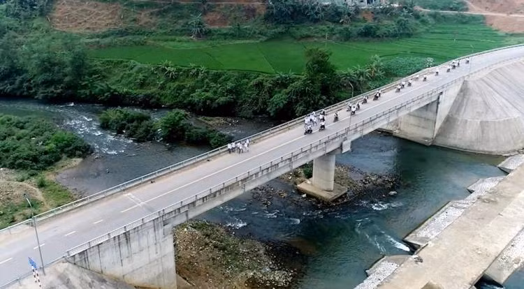 Cầu Kiệt Sơn (Tân Sơn) khánh thành tháng 3/2021 là công trình giao thông trọng điểm góp phần phát triển kinh tế - xã hội huyện Tân Sơn