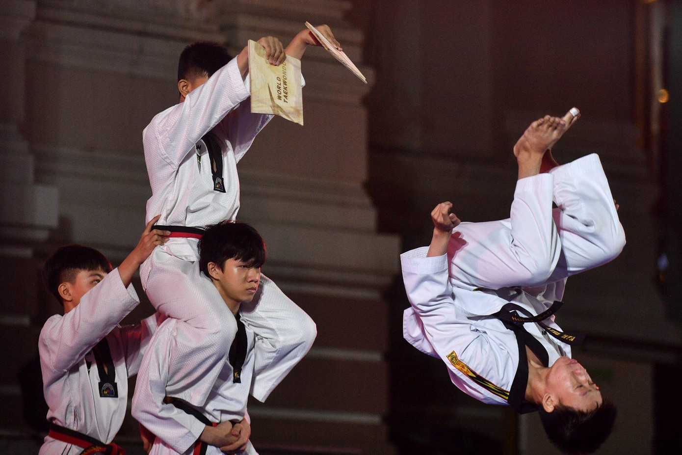 Liên đoàn Taekwondo TP.HCM giữ đặc trưng biểu diễn là những tiết mục múa võ trên nền nhạc hiện đại rất khác biệt. Liên đoàn Taekwondo TP.HCM giữ đặc trưng biểu diễn là những tiết mục múa võ trên nền nhạc hiện đại rất khác biệt.