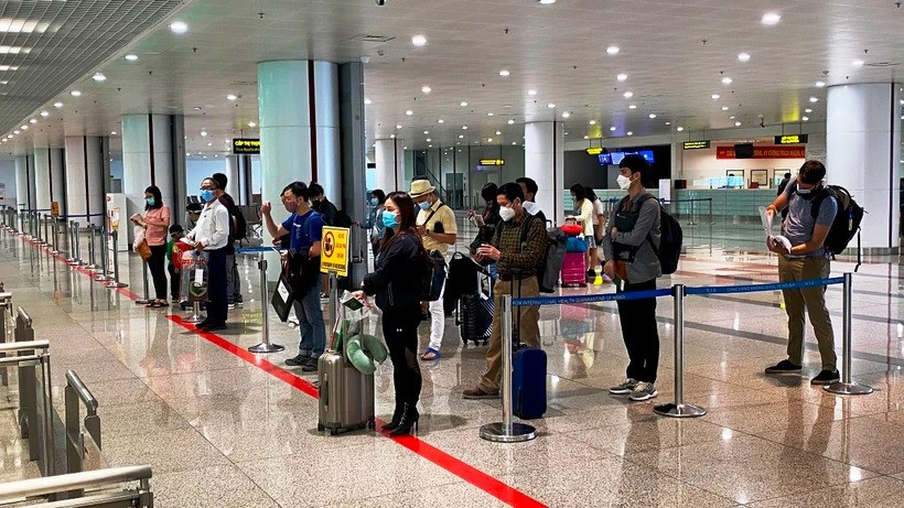 Hành khách làm thủ tục nhập cảnh vào nước ta. (Ảnh: PV/Vietnam+). Hành khách làm thủ tục nhập cảnh vào nước ta. (Ảnh: PV/Vietnam+).