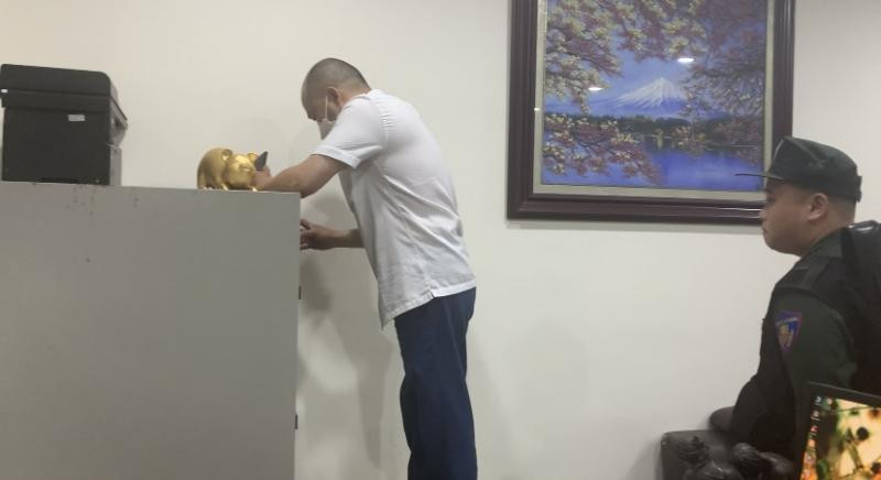 Cơ quan CSĐT mở két sắt để thu giữ tài liệu.