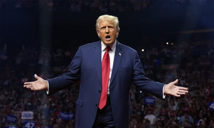 Ông Donald Trump tại một cuộc mít tinh ở Glendale, bang Arizona. Ảnh: AP Ông Donald Trump tại một cuộc mít tinh ở Glendale, bang Arizona. Ảnh: AP