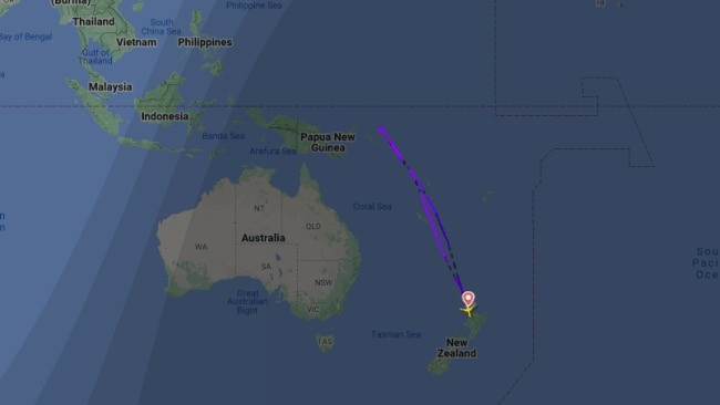 Flight Radar 24 cho thấy máy bay vừa bay qua quần đảo Solomon ở Thái Bình Dương trước khi quay lại và hướng về Auckland.