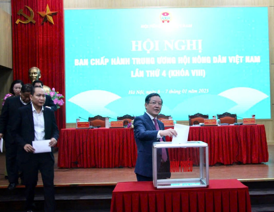 Bỏ phiếu bầu bổ sung Ủy viên Ban Thường vụ Trung ương Hội NDVN khóa VIII, nhiệm kỳ 2023 - 2028. Ảnh: Tuyết Minh.