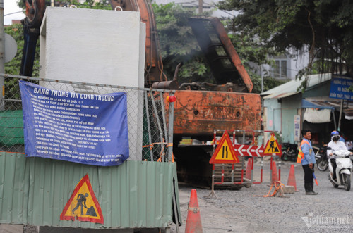 Đường Quốc Hương đoạn giao với Hẻm số 3, phường Thảo Điền, lô cốt "ngáng đường", mặt đường nhấp nhô, đá dăm gây trơn trượt khiến người dân đi lại khó khăn. Hạng mục thi công này thuộc dự án Xây dựng đường Song Hành trái.