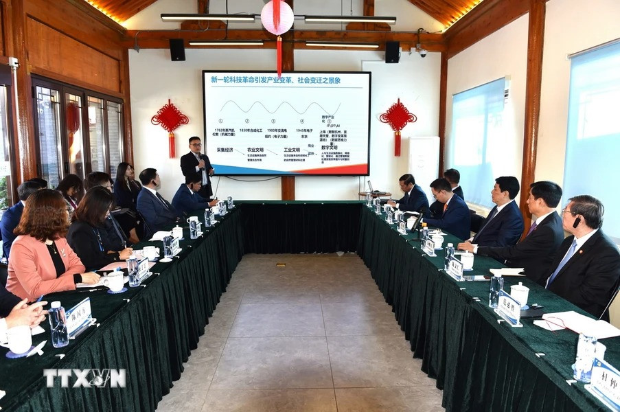 Trong chuyến khảo sát mô hình xây dựng Đảng khu phố Tây Trường An (Bắc Kinh), sáng 10/10, Đoàn đại biểu Đảng Cộng sản Việt Nam tọa đàm với các giáo sư của Trường Đảng Trung ương Trung Quốc. (Ảnh: Thành Dương/TTXVN)