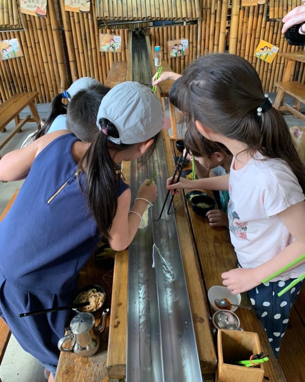 Để thưởng thức loại mì này, mọi người phải đứng hoặc ngồi hai bên máng nước chảy bằng tre. Tại Đài Loan, máng tre được thay thế bằng máng kim loại. Người phục vụ sẽ cho dòng nước mát chảy trên đầu ống tre xuống, những sợi mì somen sẽ trôi theo dòng nước. Khi đó, các bạn sẽ phải tự dùng đũa để vớt những sợi mì trong dòng nước đó và cho vào bát nước chấm của mình. Để thưởng thức loại mì này, mọi người phải đứng hoặc ngồi hai bên máng nước chảy bằng tre. Tại Đài Loan, máng tre được thay thế bằng máng kim loại. Người phục vụ sẽ cho dòng nước mát chảy trên đầu ống tre xuống, những sợi mì somen sẽ trôi theo dòng nước. Khi đó, các bạn sẽ phải tự dùng đũa để vớt những sợi mì trong dòng nước đó và cho vào bát nước chấm của mình.