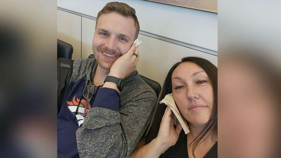 Jaci Purser và một hành khách khác phải bịt miếng vải vào tai trên chuyến bay gặp sự cố về áp suất trong cabin. Ảnh: Jaci Purser. Jaci Purser và một hành khách khác phải bịt miếng vải vào tai trên chuyến bay gặp sự cố về áp suất trong cabin. Ảnh: Jaci Purser.