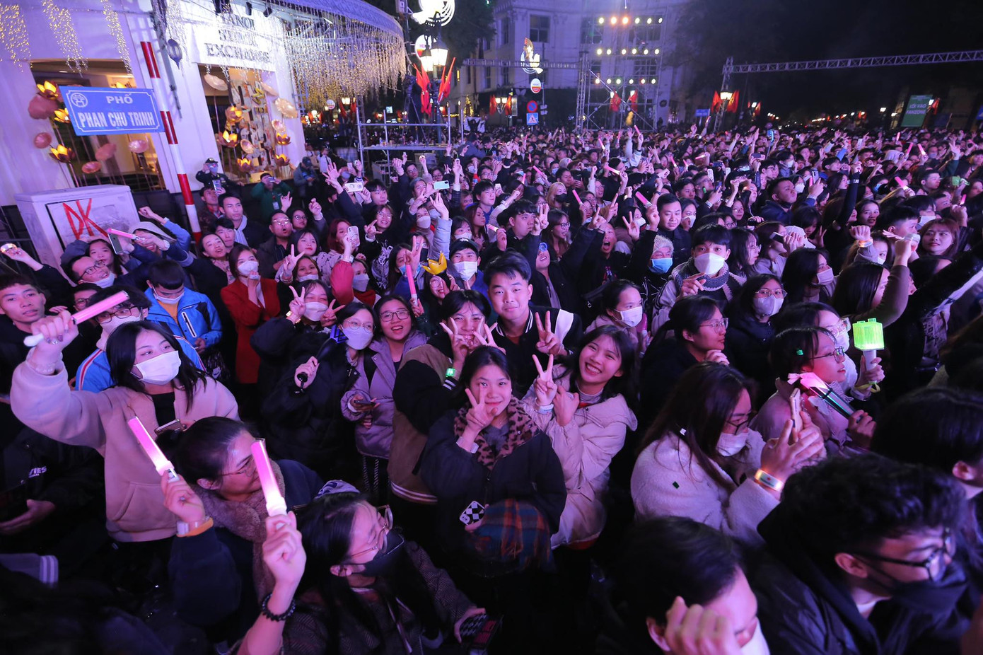 Bạn Tâm (Thanh Xuân, Hà Nội) và nhóm bạn cho biết: Thật vui và thoải mái khi được quẩy hết mình tại đêm nhạc chào mừng năm mới mà không còn phải lo đại dịch COVID-19