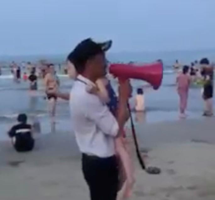 Hình ảnh nhân viên bãi biển Đà Nẵng bế cháu bé 4 tuổi đi tìm cha mẹ khiến nhiều người xúc động CLIP: Cảm động cảnh bảo vệ bãi biển Đà Nẵng bế bé gái 4 tuổi đi tìm cha mẹ thất lạc - Ảnh 2.