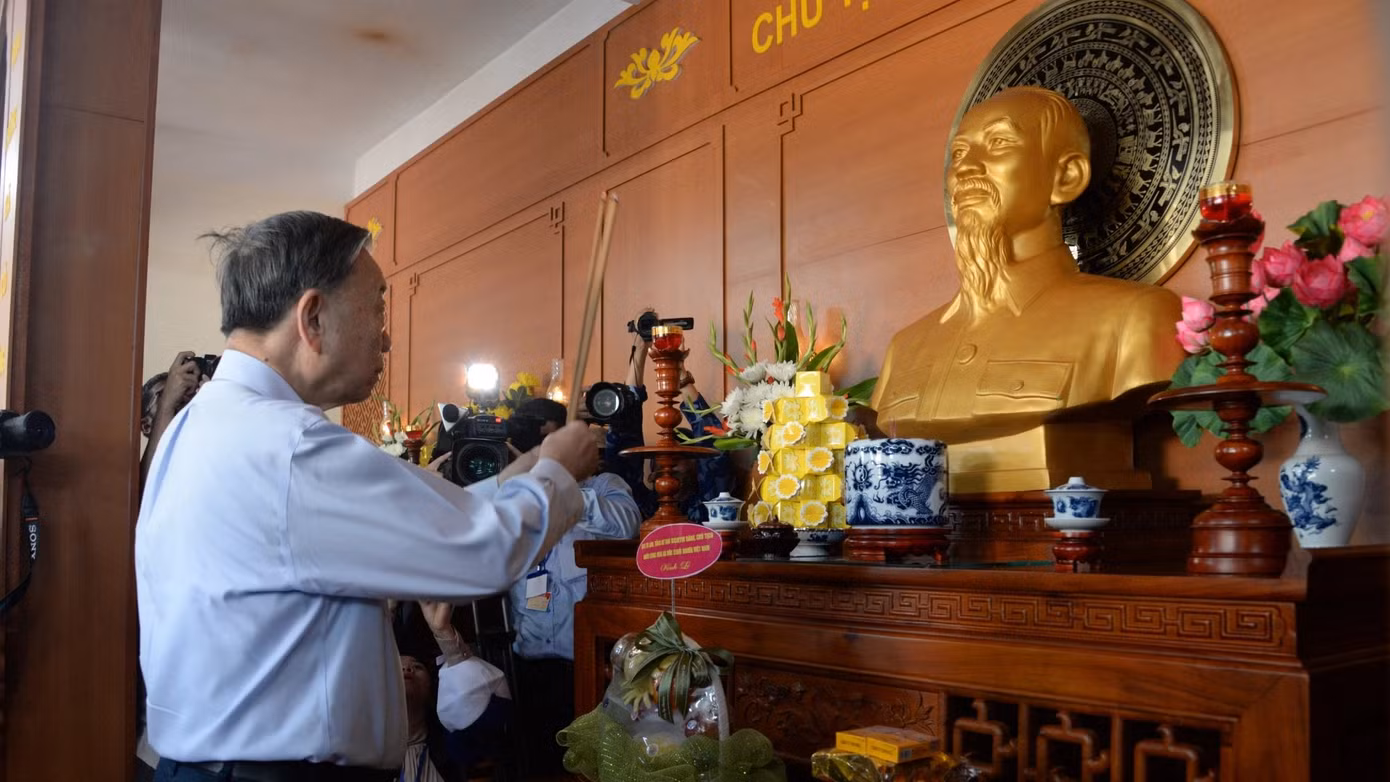 Tổng Bí thư, Chủ tịch nước Tô Lâm dâng hương tại nhà Lưu niệm Bác Hồ ở đảo Cồn Cỏ. Tổng Bí thư, Chủ tịch nước Tô Lâm dâng hương tại nhà Lưu niệm Bác Hồ ở đảo Cồn Cỏ.