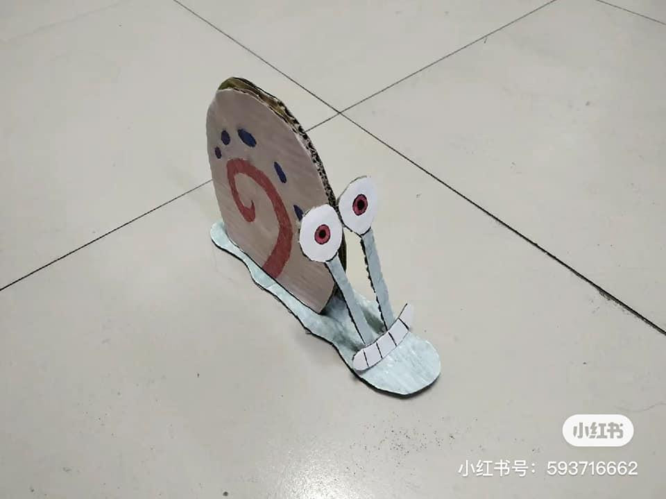 Không chỉ là chó hay mèo, giới trẻ Trung Quốc cũng &quot;nuôi&quot; các thú cưng độc lạ khác bằng giấy bìa như: ốc sên, chim, gián,...