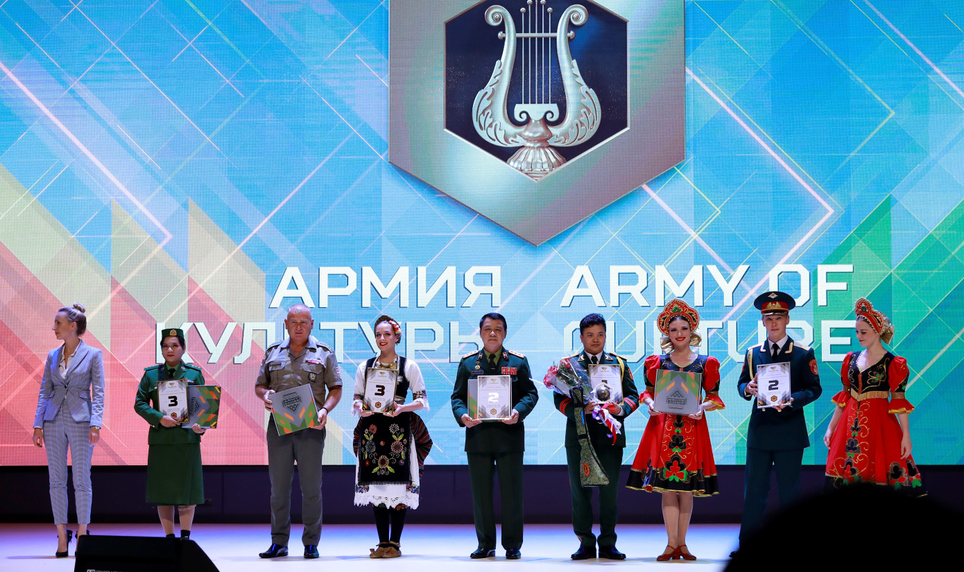 Ca sĩ Trịnh Văn Phương (thứ 4 từ phải qua) nhận giải Nhất hát bài hát tiếng Nga Ca sĩ Trịnh Văn Phương (thứ 4 từ phải qua) nhận giải Nhất hát bài hát tiếng Nga