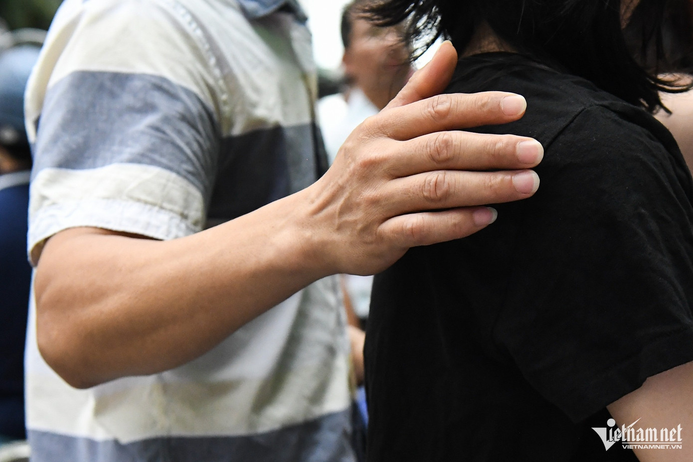 Nhiều thí sinh tỏ ra lo lắng, hồi hộp, còn phụ huynh liên tục cầm tay, vỗ vai động viên.