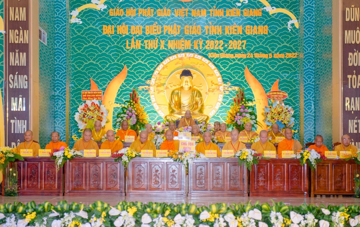 Chủ tọa đoàn điều hành Đại hội. Ảnh: Báo Dân tộc