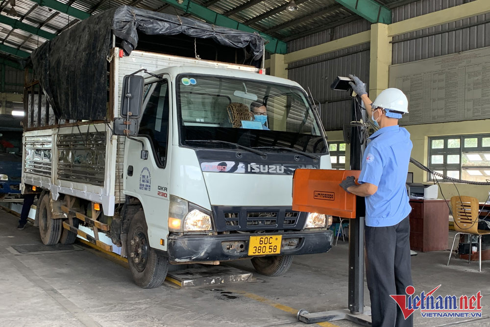 Đăng kiểm viên thận trọng kiểm tra từng chi tiết. Ảnh: Huy Hoàng Đăng kiểm viên thận trọng kiểm tra từng chi tiết. Ảnh: Huy Hoàng