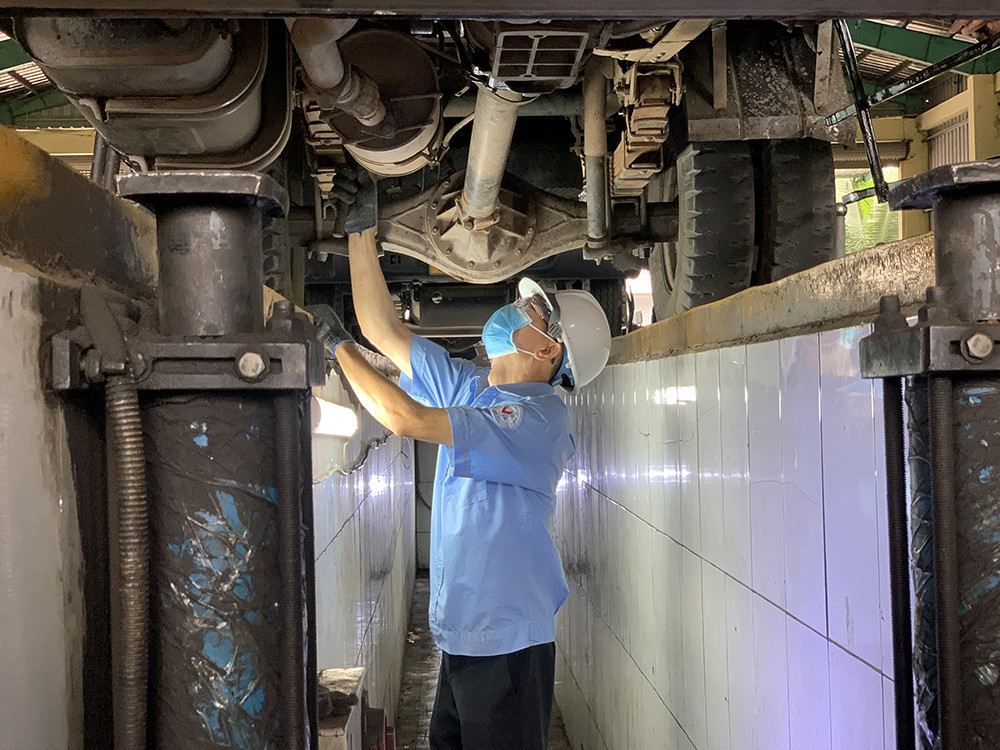 Các đăng kiểm viên tăng ca làm việc đến gần 22h đêm mỗi ngày. Ảnh: Huy Hoàng Các đăng kiểm viên tăng ca làm việc đến gần 22h đêm mỗi ngày. Ảnh: Huy Hoàng