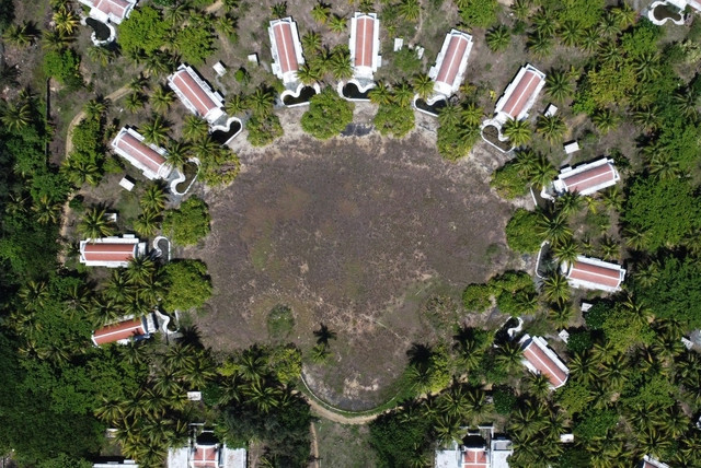 11 resort được thiết kế nằm bên hồ nước, hiện hồ đã trơ đáy. 11 resort được thiết kế nằm bên hồ nước, hiện hồ đã trơ đáy.