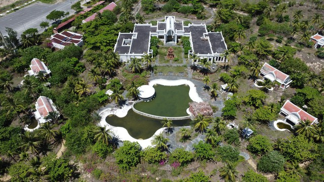 Hồ bơi lớn được thiết kế nằm trước mặt khu vực sảnh chính của dự án. Hồ bơi lớn được thiết kế nằm trước mặt khu vực sảnh chính của dự án.