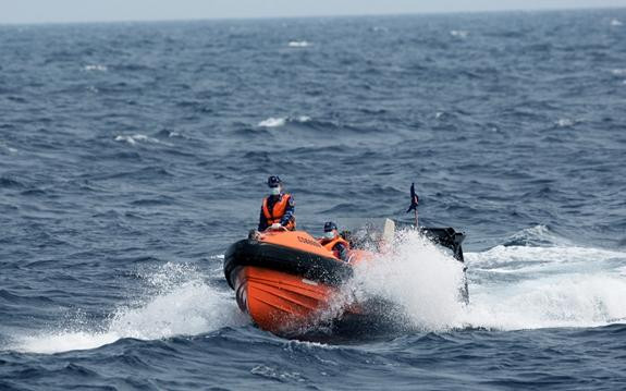 Triển khai tổ kiểm tra, kiểm soát trên biển. Triển khai tổ kiểm tra, kiểm soát trên biển.