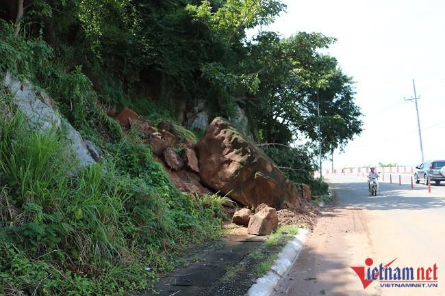Một tảng đá lớn sạt xuống đường Trần Phú Một tảng đá lớn sạt xuống đường Trần Phú