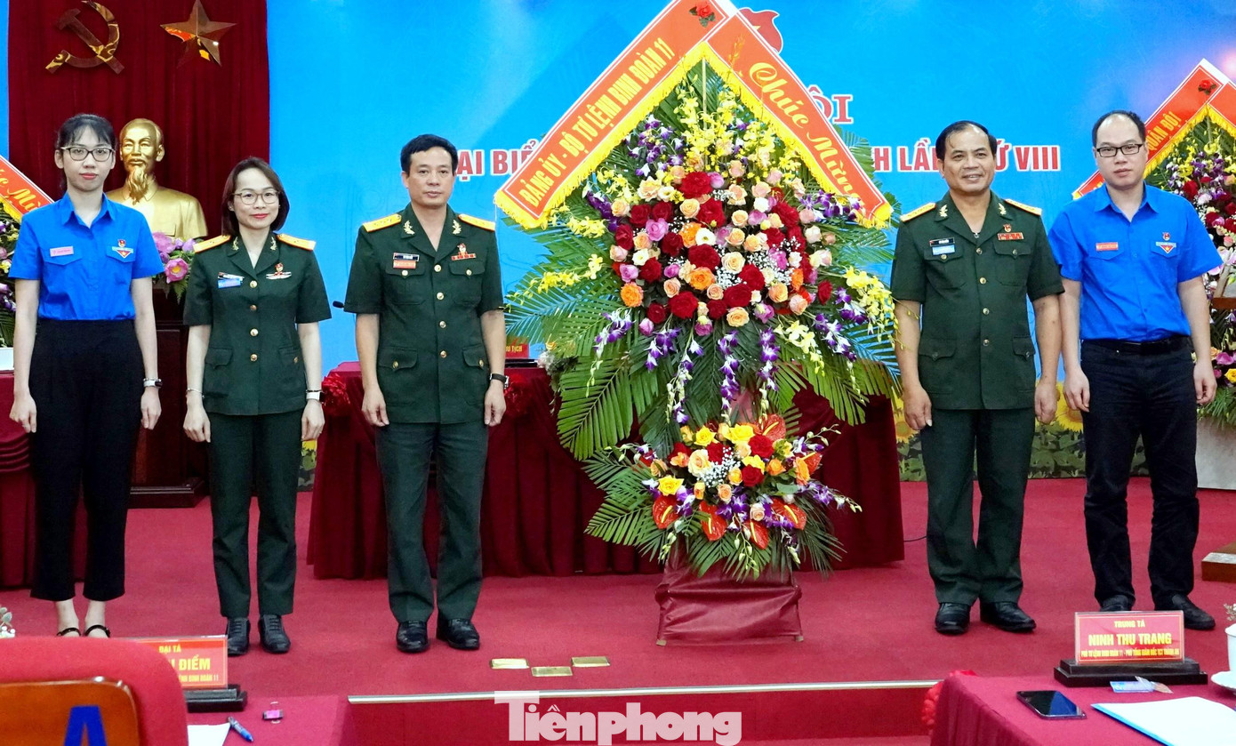 Đảng ủy - Bộ Tư lệnh Binh đoàn 11 chúc mừng ĐH. Ảnh: Thụy Du