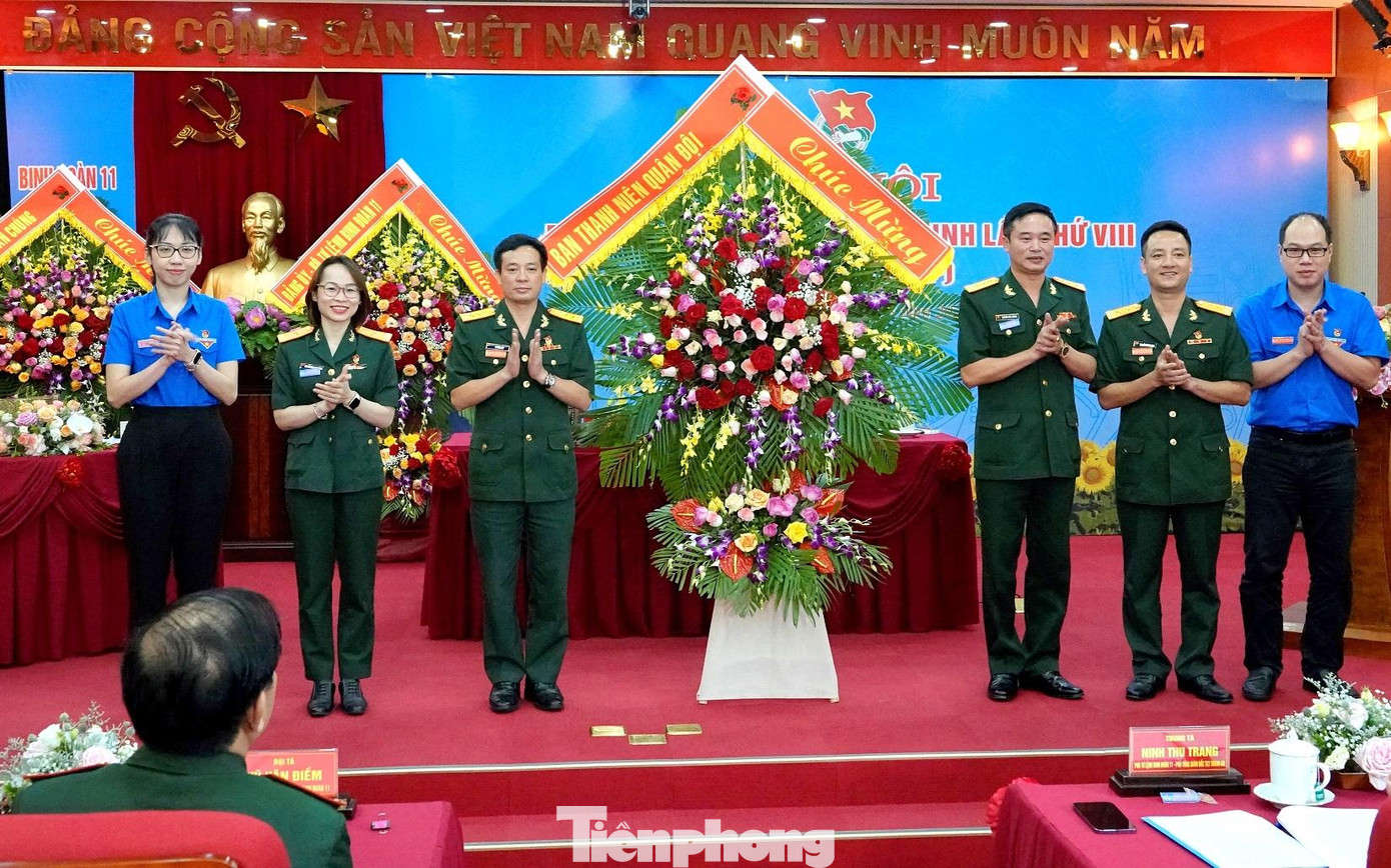 Lãnh đạo Ban Thanh niên Quân đội tặng hoa chúc mừng ĐH, chiều 25/8. Ảnh: Thụy Du