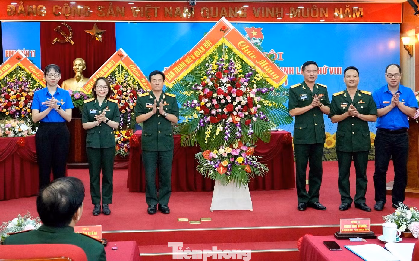 Lãnh đạo Ban Thanh niên Quân đội tặng hoa chúc mừng ĐH, chiều 25/8. Ảnh: Thụy Du