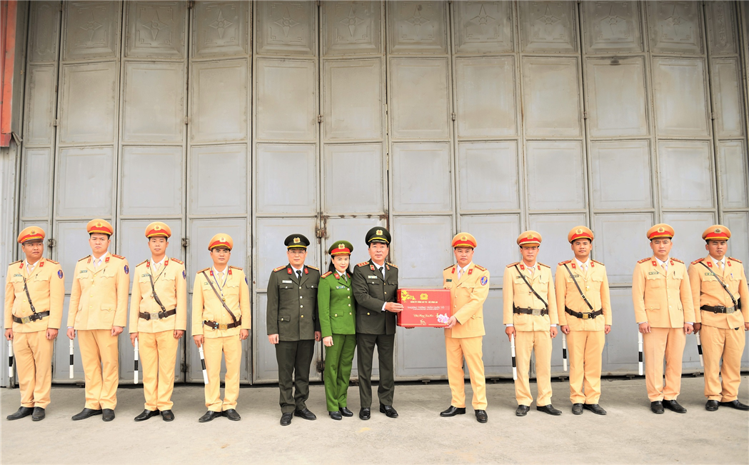 Thứ trưởng Trần Quốc Tỏ giao nhiệm vụ, tặng quà và chúc Tết cán bộ, chiến sỹ Tổ tuần tra, kiểm soát tại chốt Cao Bồ thuộc Phòng CSGT Công an tỉnh Nam Định.