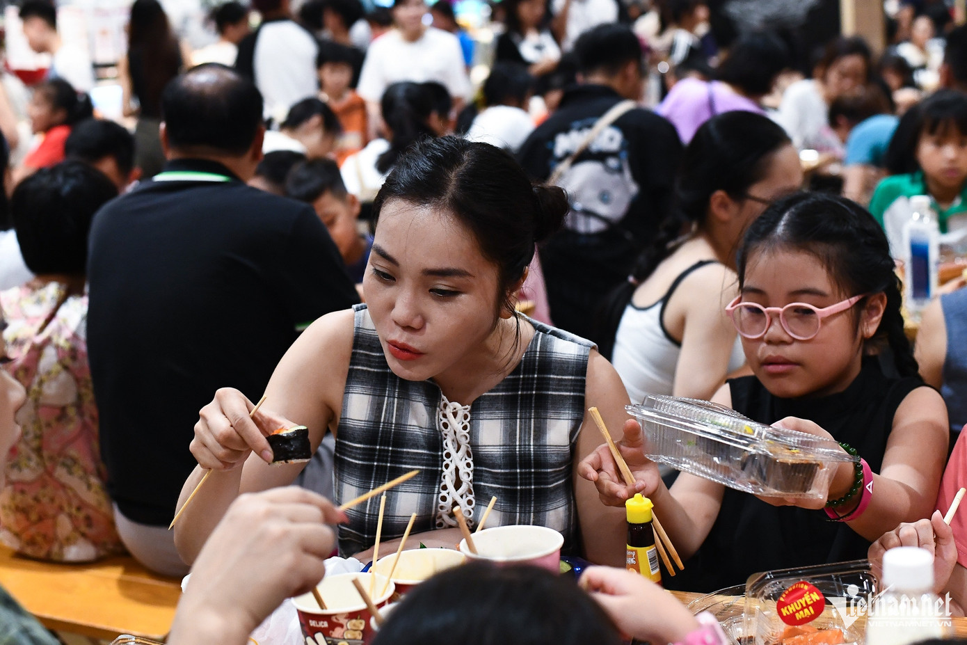 Chị Đỗ Thị Hương cùng gia đình đi từ Đông Anh sang TTTM ở Long Biên để vui chơi ngày 2/9. "Chiến thuật" của gia đình chị là cử một người xếp hàng mua đồ ăn, các thành viên khác thì chờ có bàn trống để ngồi trước. Dù vậy, gia đình vẫn mất hơn 1 tiếng đồng hồ để được dùng bữa trưa. "Tôi thường xuyên ghé TTTM này nhưng chưa khi nào thấy đông như hôm nay. Ngay cả bãi đỗ xe cũng chật cứng, sáng nay tôi mất 20 phút để gửi xe", chị Hương nói. Chị Đỗ Thị Hương cùng gia đình đi từ Đông Anh sang TTTM ở Long Biên để vui chơi ngày 2/9. "Chiến thuật" của gia đình chị là cử một người xếp hàng mua đồ ăn, các thành viên khác thì chờ có bàn trống để ngồi trước. Dù vậy, gia đình vẫn mất hơn 1 tiếng đồng hồ để được dùng bữa trưa. "Tôi thường xuyên ghé TTTM này nhưng chưa khi nào thấy đông như hôm nay. Ngay cả bãi đỗ xe cũng chật cứng, sáng nay tôi mất 20 phút để gửi xe", chị Hương nói.