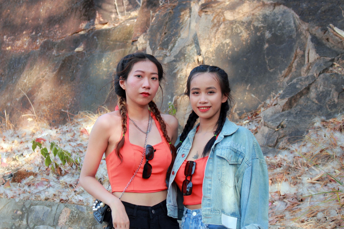 du lịch vũng tàu, check-in vũng tàu, địa điểm du lịch, du khách xếp hàng, du lịch lễ 30/4, tắm biển vũng tàu, biển vũng tàu ảnh 2 Hai du khách đến từ TP.HCM, Giang và Thư, cho biết cả hai đã đến Vũng Tàu nhiều lần nhưng vẫn chưa thấy chán các điểm check-in ở đây. "Kỳ nghỉ lễ năm nay thành phố không quá đông đúc. Khách đổ về đông nhưng không khó để tìm được góc chụp ảnh đẹp", nữ du khách chia sẻ.