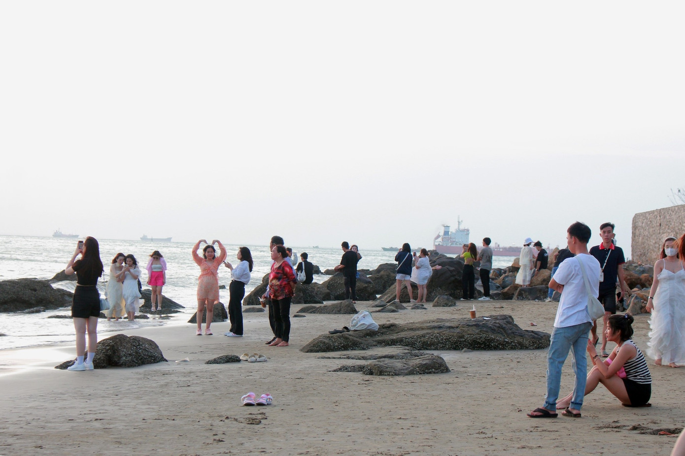 du lịch vũng tàu, check-in vũng tàu, địa điểm du lịch, du khách xếp hàng, du lịch lễ 30/4, tắm biển vũng tàu, biển vũng tàu ảnh 9 Không chỉ du khách, Bãi Dâu còn là bãi tắm được nhiều người dân địa phương yêu thích. Năm nay, kỳ nghỉ lễ 30/-1/5 kéo dài 5 ngày, TP Vũng Tàu dự kiến đón lượng khách lớn và tăng theo từng ngày.