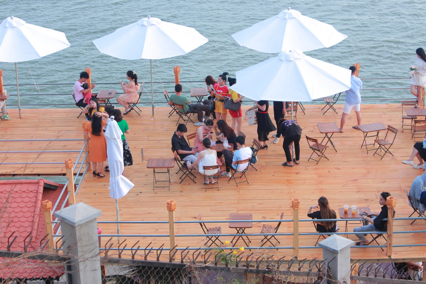 du lịch vũng tàu, check-in vũng tàu, địa điểm du lịch, du khách xếp hàng, du lịch lễ 30/4, tắm biển vũng tàu, biển vũng tàu ảnh 7 Các quán cà phê view biển cũng thu hút lượng lớn du khách đến nghỉ ngơi, thưởng thức đồ uống và ngắm cảnh biển. Ngay từ 17h, nhiều quán ở khu vực này đã chật kín khách.