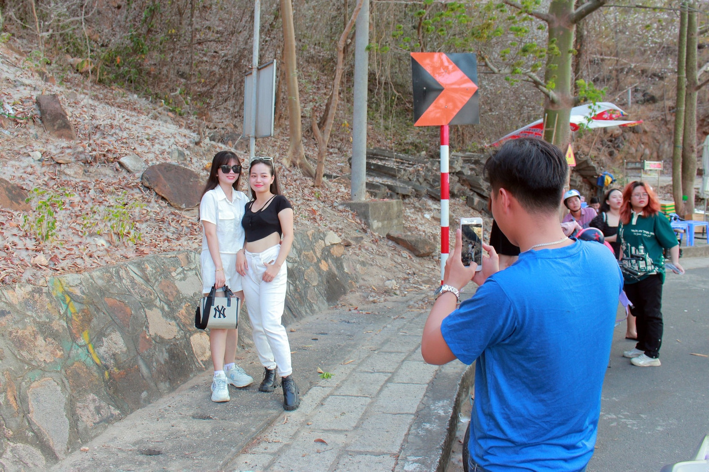 du lịch vũng tàu, check-in vũng tàu, địa điểm du lịch, du khách xếp hàng, du lịch lễ 30/4, tắm biển vũng tàu, biển vũng tàu ảnh 4 Đó cũng là lý do Thu Thảo và Thu Hà (du khách Đồng Nai) chọn đây là điểm đến đầu tiên trong chuyến du lịch Vũng Tàu lần này. Nhóm bạn nhanh chóng tìm được nhiều background chụp hình ấn tượng ngay ở đầu đường lên ngọn Hải Đăng.