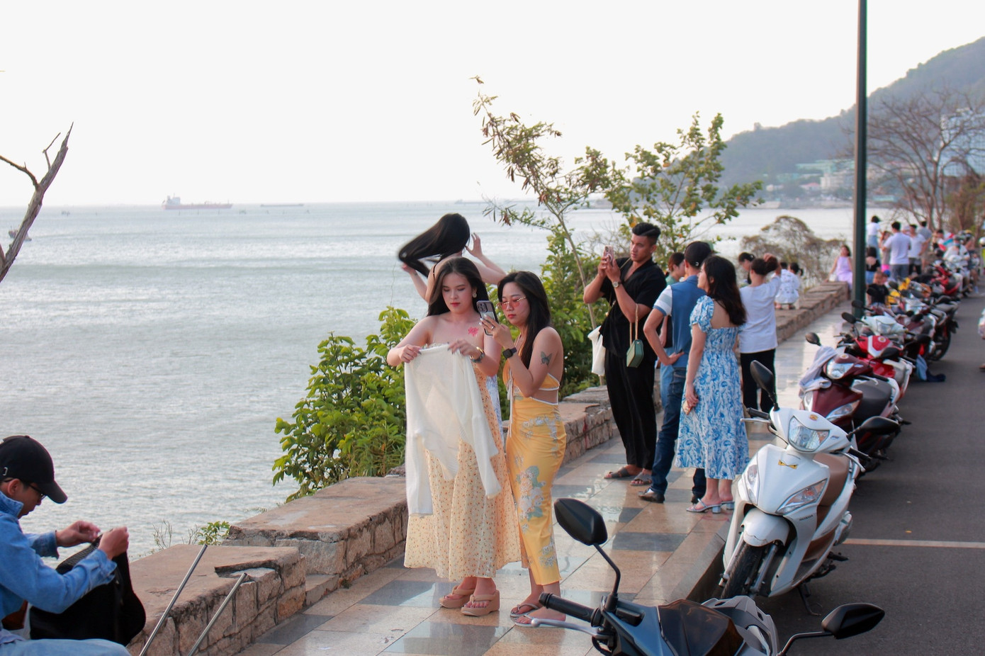 du lịch vũng tàu, check-in vũng tàu, địa điểm du lịch, du khách xếp hàng, du lịch lễ 30/4, tắm biển vũng tàu, biển vũng tàu ảnh 6 Càng về chiều, lượng khách đổ về các điểm chụp ảnh check-in càng đông. Khách xếp thành hàng dài trên vỉa hè để săn ảnh hoàng hôn.