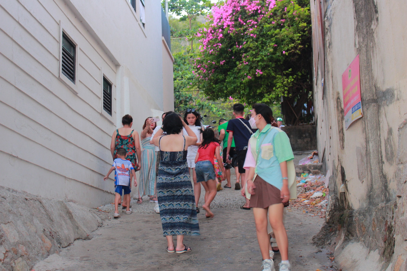 du lịch vũng tàu, check-in vũng tàu, địa điểm du lịch, du khách xếp hàng, du lịch lễ 30/4, tắm biển vũng tàu, biển vũng tàu ảnh 8 Một điểm check-in nổi tiếng khác ở khu vực Bãi Dâu là hẻm Trần Phú. Nơi đây gây ấn tượng với con dốc hướng ra biển đầy thơ mộng. Điểm nhấn là hàng cây tạo không gian lãng mạn pha lẫn nét hoài cổ.