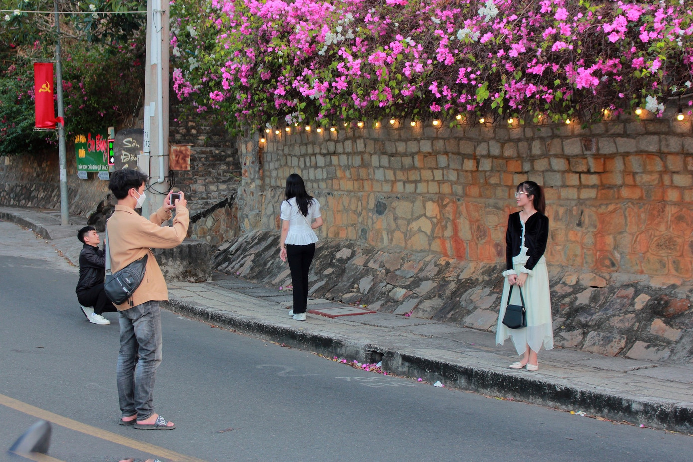 du lịch vũng tàu, check-in vũng tàu, địa điểm du lịch, du khách xếp hàng, du lịch lễ 30/4, tắm biển vũng tàu, biển vũng tàu ảnh 3 Nhiều du khách nhận xét chỉ dọc đường chạy lên ngọn Hải Đăng đã có khá nhiều góc chụp ảnh đẹp. Điều này phần nào giúp giảm tình trạng ùn ứ và khiến du khách thoải mái hơn.