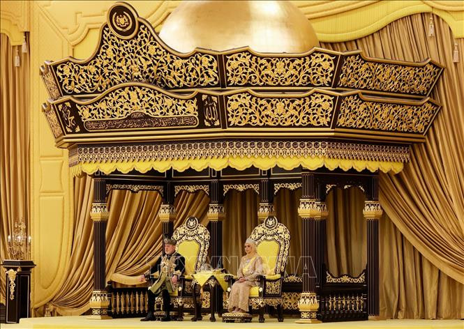 Quốc vương Sultan Ibrahim và Hoàng hậu Raja Zarith Sofiah an tọa trên ngai vàng tại Hoàng cung trong lễ đăng quang của Quốc vương thứ 17. Ảnh: Bernama/TTXVN Quốc vương Sultan Ibrahim và Hoàng hậu Raja Zarith Sofiah an tọa trên ngai vàng tại Hoàng cung trong lễ đăng quang của Quốc vương thứ 17. Ảnh: Bernama/TTXVN