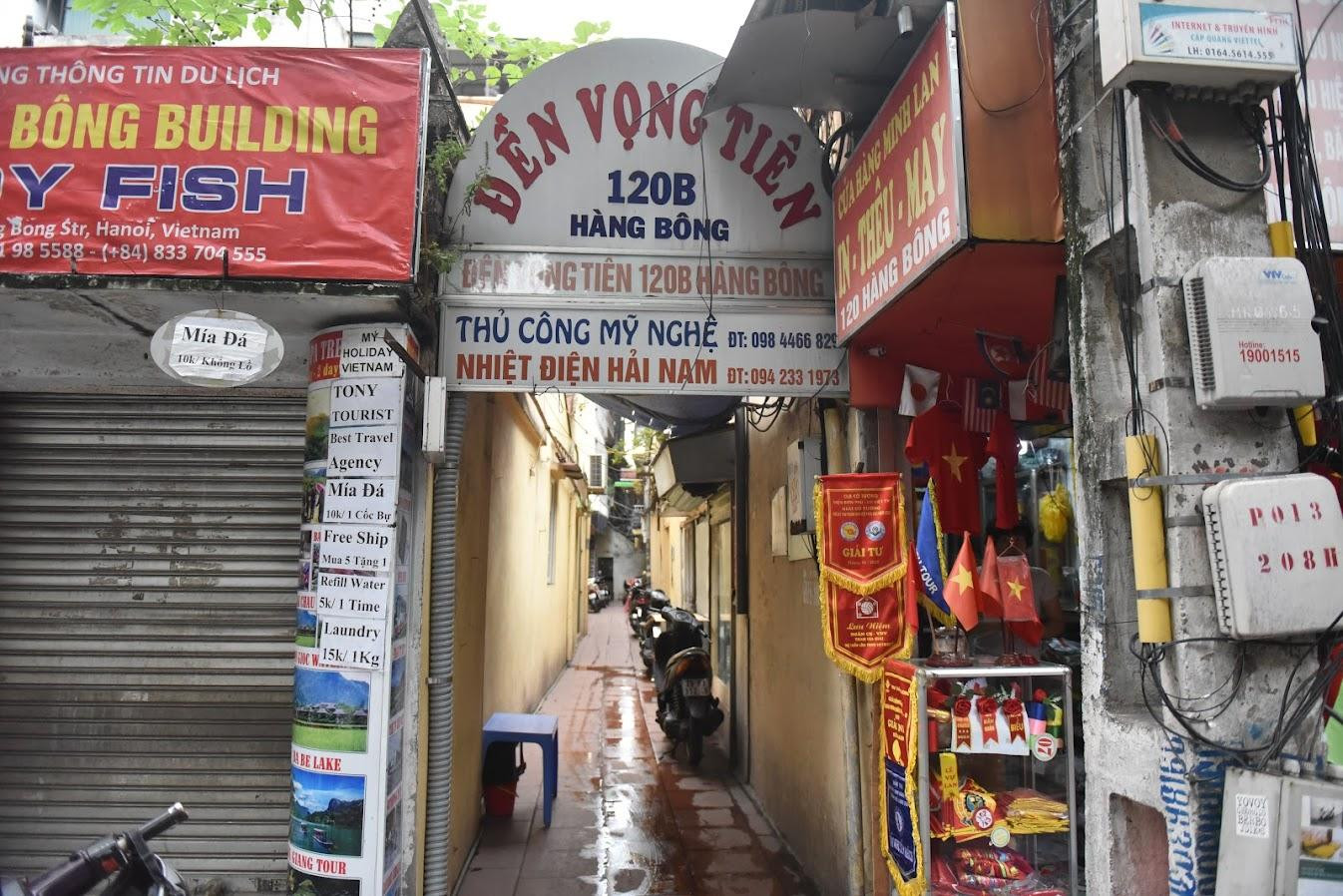 Lối vào Đền Vọng Tiên trên phố Hàng Bông