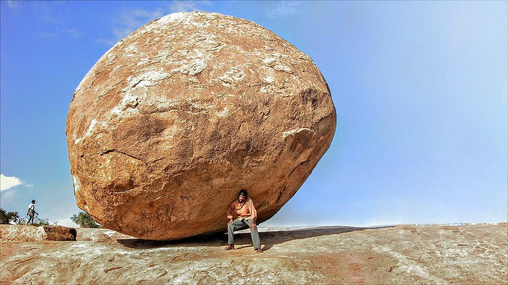 Viên đá cũng được những người dân địa phương gọi là Vaan Irai Kal, tức "Đá của chúa trời". Họ tin rằng các vị thần đã đặt tảng đá ở Mahabalipuram để thể hiện sức mạnh trước các cư dân trong thị trấn.Ảnh: Flickr. Viên đá cũng được những người dân địa phương gọi là Vaan Irai Kal, tức "Đá của chúa trời". Họ tin rằng các vị thần đã đặt tảng đá ở Mahabalipuram để thể hiện sức mạnh trước các cư dân trong thị trấn.Ảnh: Flickr.