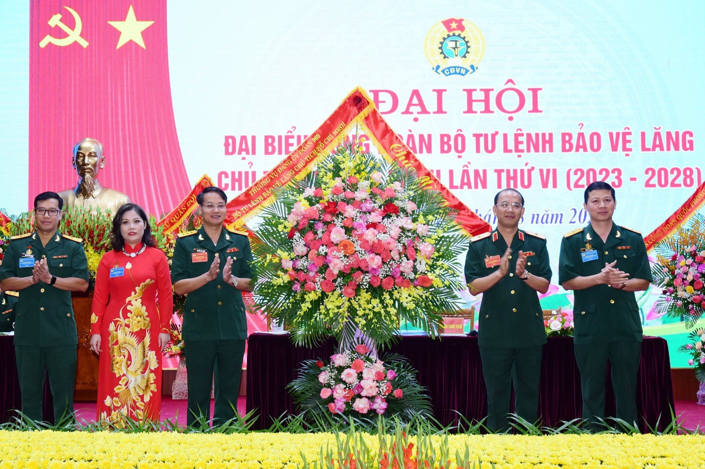 Thiếu tướng Đinh Quốc Hùng - Bí thư Đảng ủy Đoàn 969, Chính ủy BTL Bảo vệ Lăng tặng hoa chúc mừng đại hội.