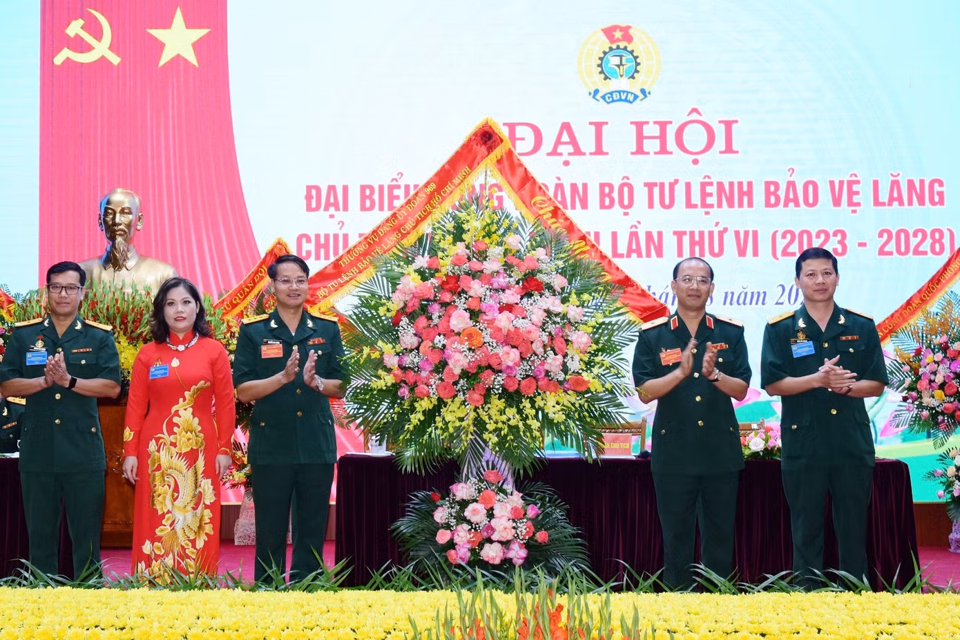 Thiếu tướng Đinh Quốc Hùng - Bí thư Đảng ủy Đoàn 969, Chính ủy BTL Bảo vệ Lăng tặng hoa chúc mừng đại hội.