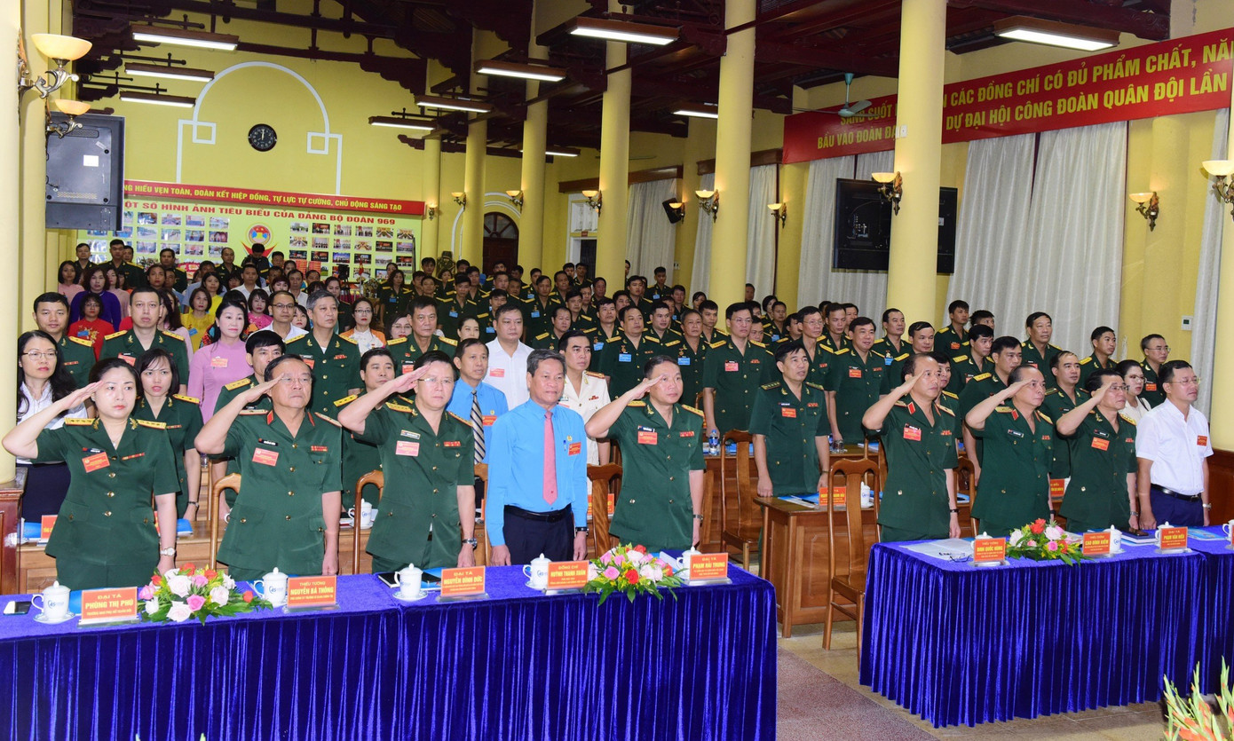 Đại biểu dự đại hội làm lễ chào cờ, sáng 24/8.