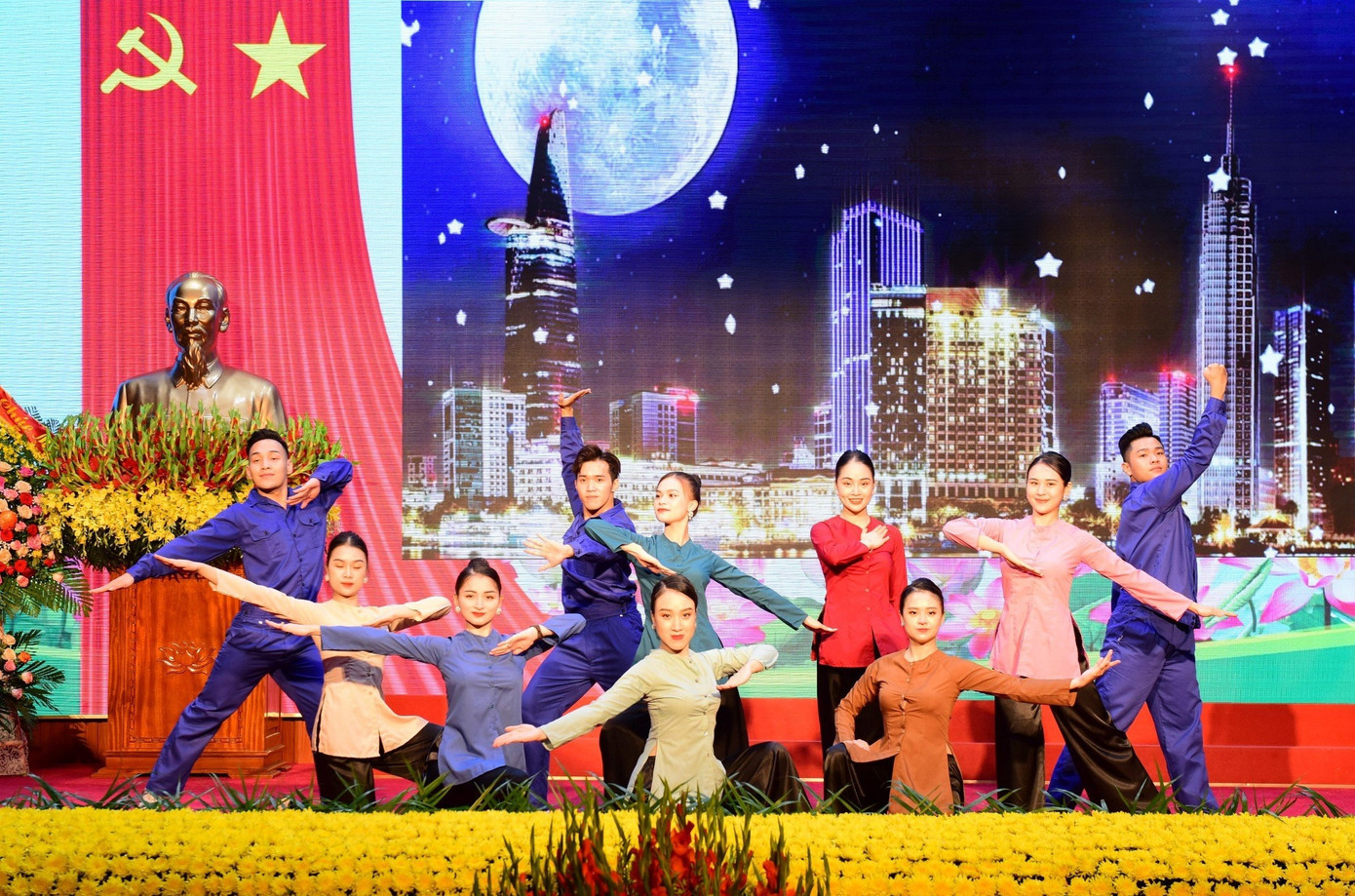 Chương trình văn nghệ chào mừng đại hội.