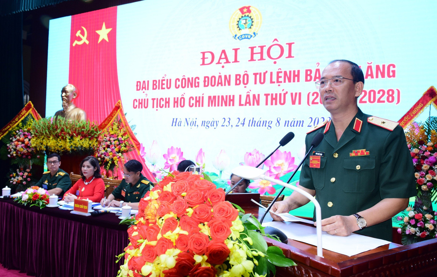 Thiếu tướng Đinh Quốc Hùng - Bí thư Đảng ủy Đoàn 969, Chính ủy BTL Bảo vệ Lăng phát biểu chỉ đạo đại hội.