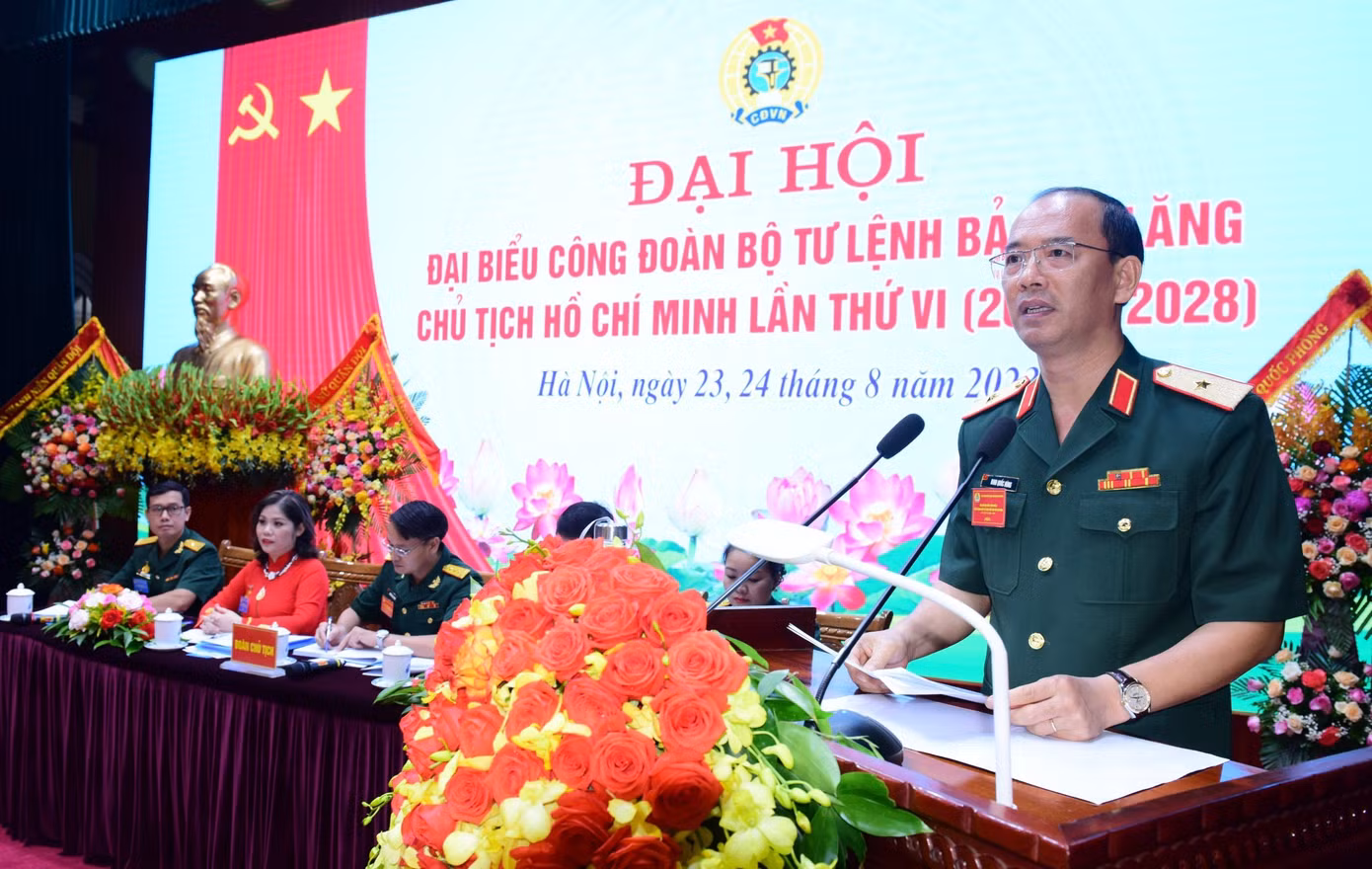 Thiếu tướng Đinh Quốc Hùng - Bí thư Đảng ủy Đoàn 969, Chính ủy BTL Bảo vệ Lăng phát biểu chỉ đạo đại hội.