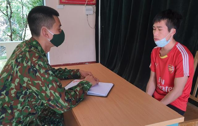 Cán bộ biên phòng lấy lời khai của đối tượng Vàng Seo Vư. Cán bộ biên phòng lấy lời khai của đối tượng Vàng Seo Vư.