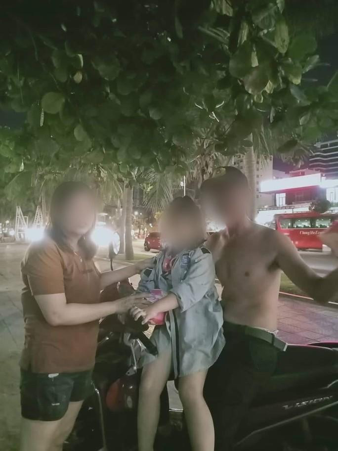 Sau khoảng 1 giờ tìm kiếm, bé gái 4 tuổi đã được đoàn tụ cùng với cha mẹ CLIP: Cảm động cảnh bảo vệ bãi biển Đà Nẵng bế bé gái 4 tuổi đi tìm cha mẹ thất lạc - Ảnh 3.