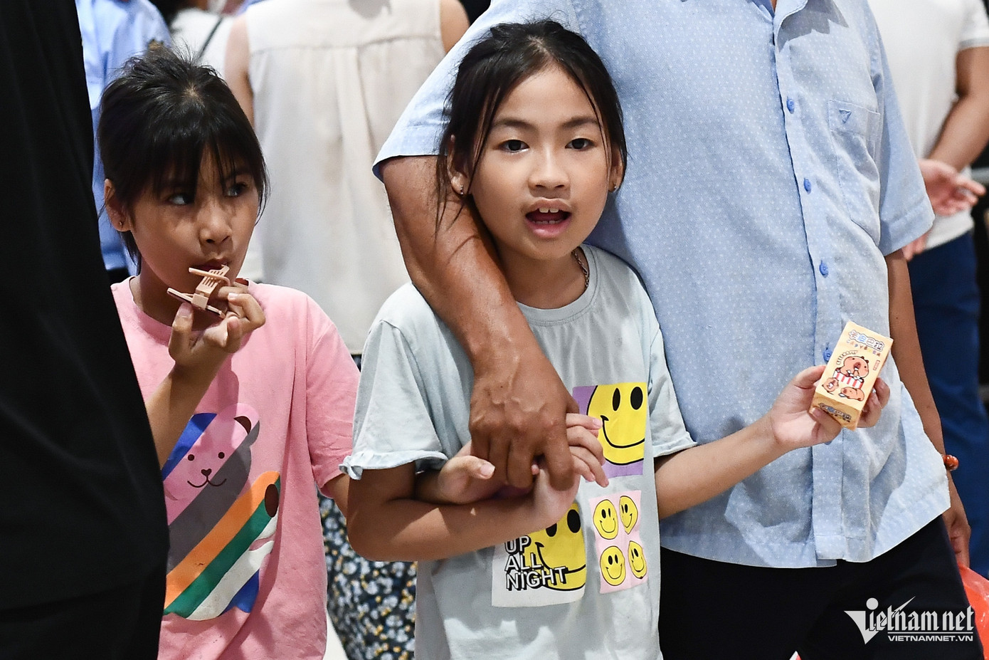 Khu vực nhà hàng tầng 3 quá tải. Các em nhỏ được bố mẹ dắt tay để tránh đi lạc trong lúc đông người. Khu vực nhà hàng tầng 3 quá tải. Các em nhỏ được bố mẹ dắt tay để tránh đi lạc trong lúc đông người.