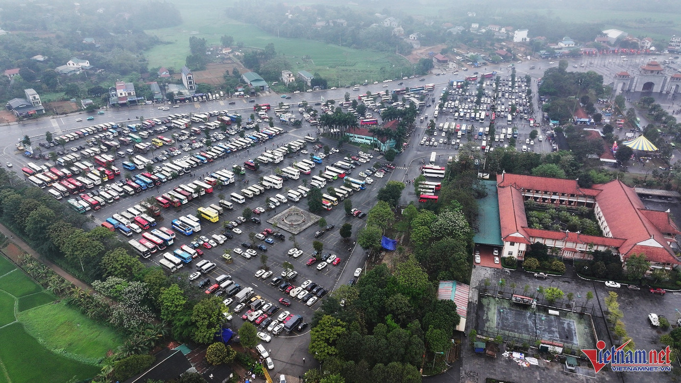 Khu vực bãi gửi xe trung tâm gần như kín chỗ, lực lượng chức năng phân luồng không tiếp nhận thêm phương tiện. Ảnh: Đức Hoàng. Khu vực bãi gửi xe trung tâm gần như kín chỗ, lực lượng chức năng phân luồng không tiếp nhận thêm phương tiện. Ảnh: Đức Hoàng.