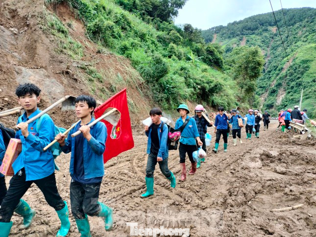 Đoàn viên thanh niên huyện Mù Căng Chải tiếp tế nhu yếu phẩm, hỗ trợ bà con nhân dân. Ảnh minh họa: Hân Nguyễn